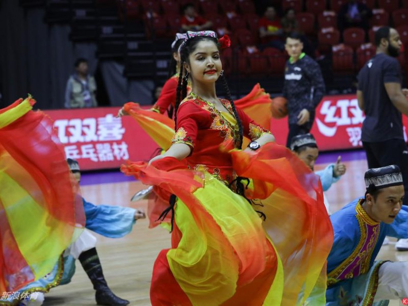 总决赛上的西域风情：新疆啦啦宝贝用民族舞点燃CBA赛场