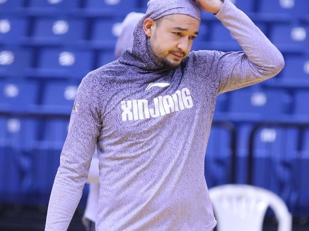 西热力江训练场“耍宝”背后的真性情 新疆男篮兄弟情深