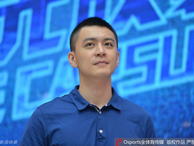 杨鸣遭遇狂热围堵，与玩偶小象比萌谁是赢家？