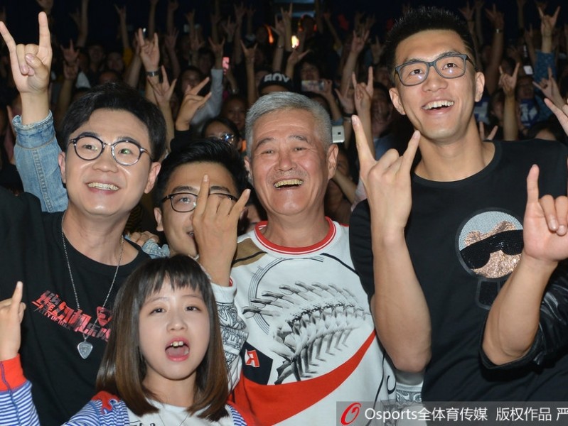 赵本山大鹏乔杉携众星助阵家乡首映 郭艾伦跨界同框想唱摇滚