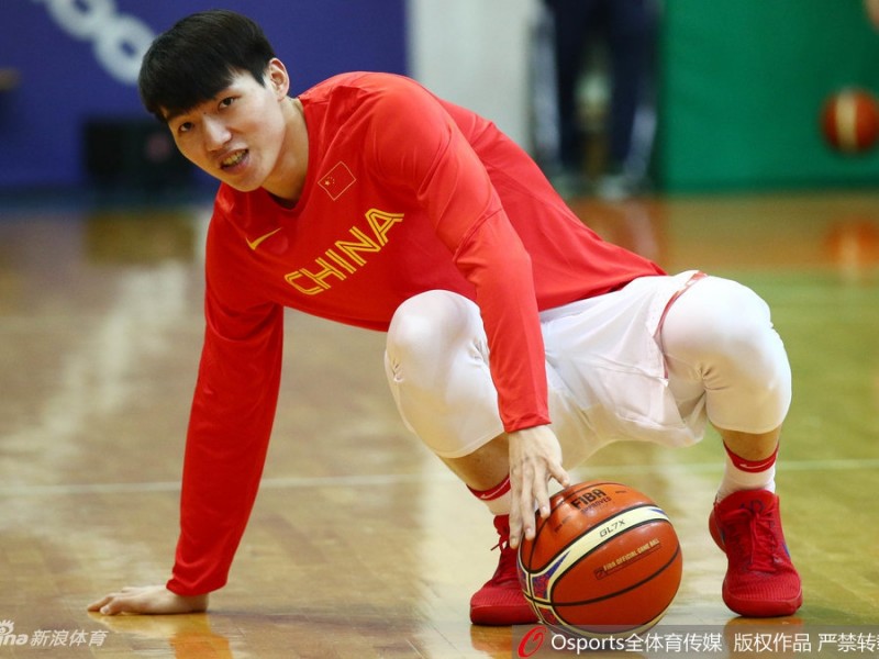 男篮蓝队京沪备战冲刺，易建联领衔全神贯注雕琢投篮