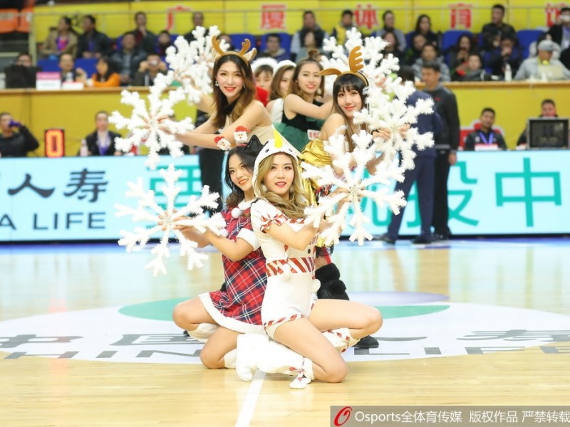 CBA圣诞大战篮球宝贝热舞瞬间 秀香肩美腿点燃全场