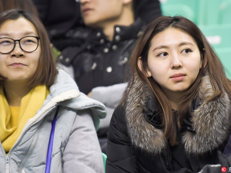 寒冬里的篮球火：本溪主场那些为爱痴狂的美女球迷