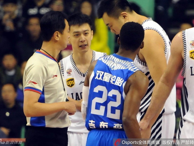 辽篮血性一夜：杨鸣被绊引发冲突险暴走，郭艾伦韩德君联手导演逆转好戏