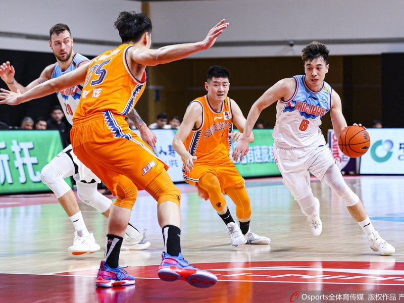 CBA激战夜：曾令旭神勇无双，新疆主场击退上海大鲨鱼