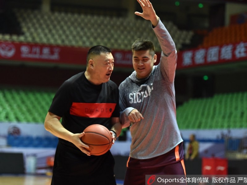 四川男篮备战冲刺 主帅杨学增身先士卒亲临指导