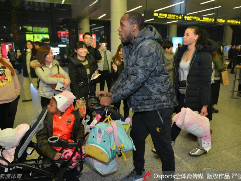 辽篮将士载誉返沈 哈德森小公主萌翻接机现场