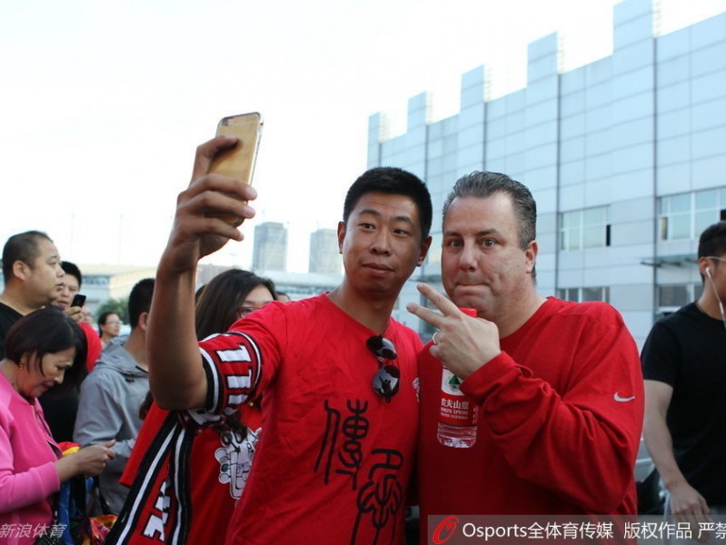 邓华德跨界助威中超 胜利手势点燃长春球迷激情