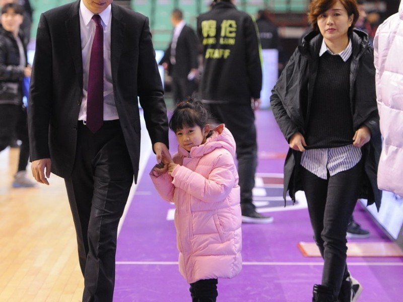 铁帅柔情：郭士强赛后携爱女离场，赛场硬汉亦是暖心父亲