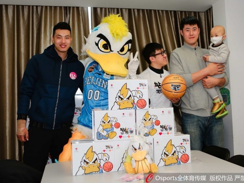 翟晓川张松涛与白血病儿童共绘温暖篮球梦