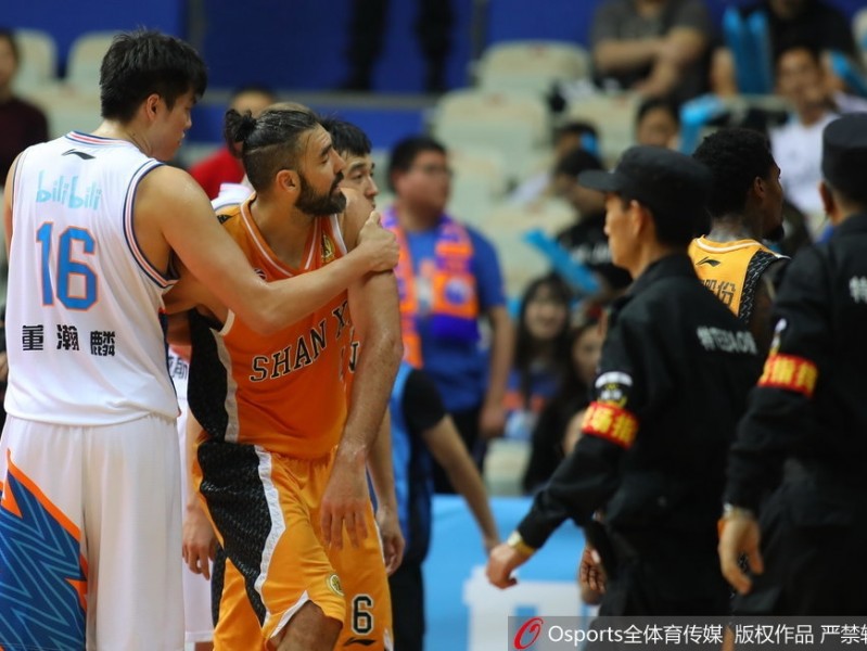 硝烟弥漫源深体育馆 斯科拉卢伟赛场火爆对峙