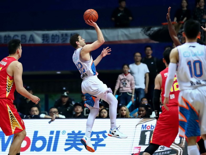 季后赛经典回顾：深圳加时苦战淘汰上海，顾全“割喉”庆祝晋级