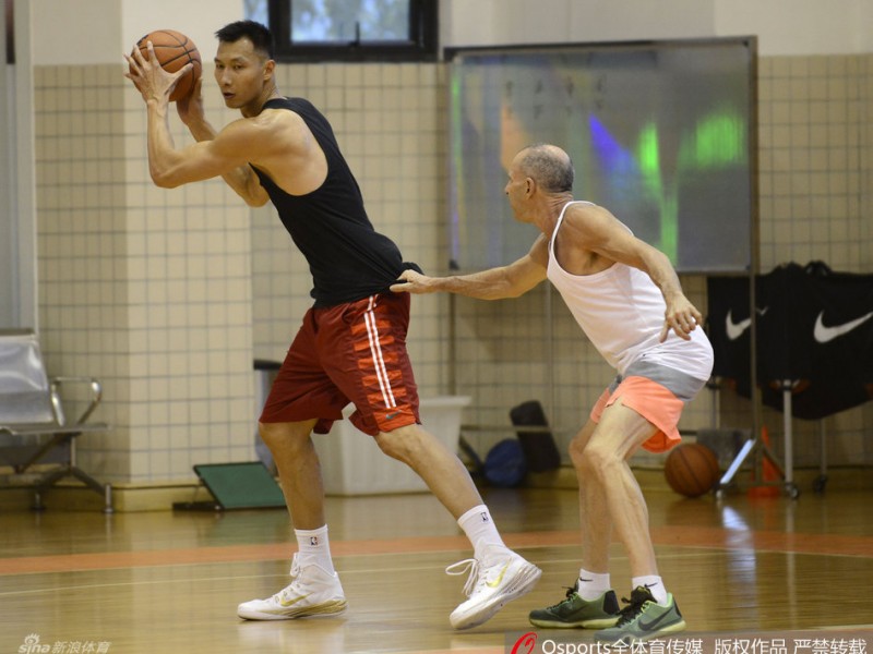 易建联新赛季前的独自加练 用汗水诠释领袖担当