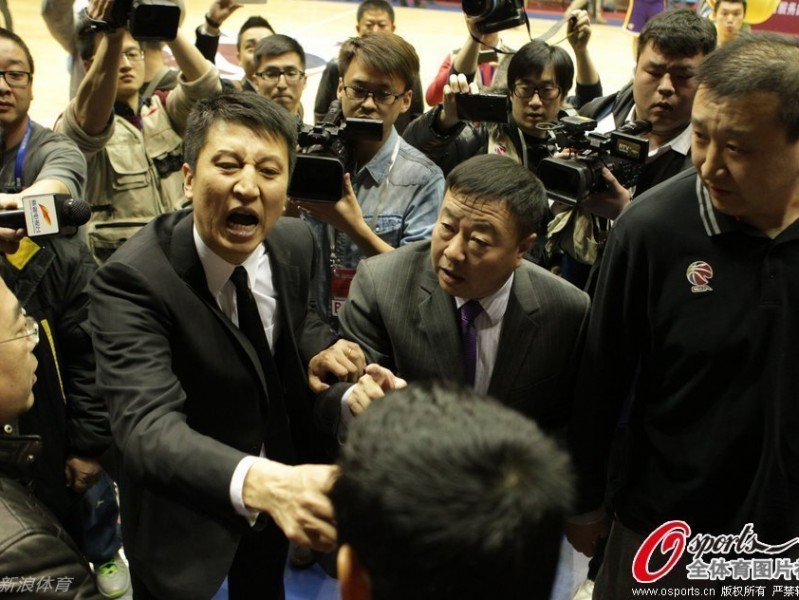 裁判哨声下的CBA江湖：血性、争议与那些无法被忘记的瞬间