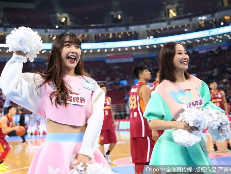 京城篮坛的靓丽风景：首钢主场大胜之夜，篮球宝贝热舞助威
