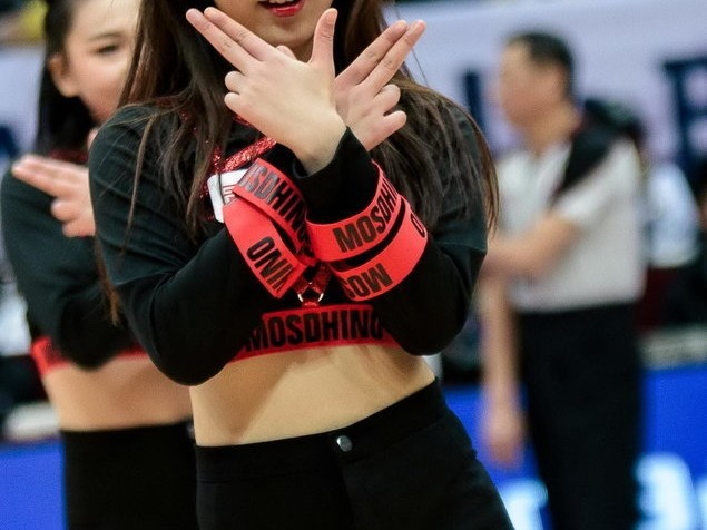 聚光灯外的舞者：四川篮球宝贝的无惧空翻与幕后坚守