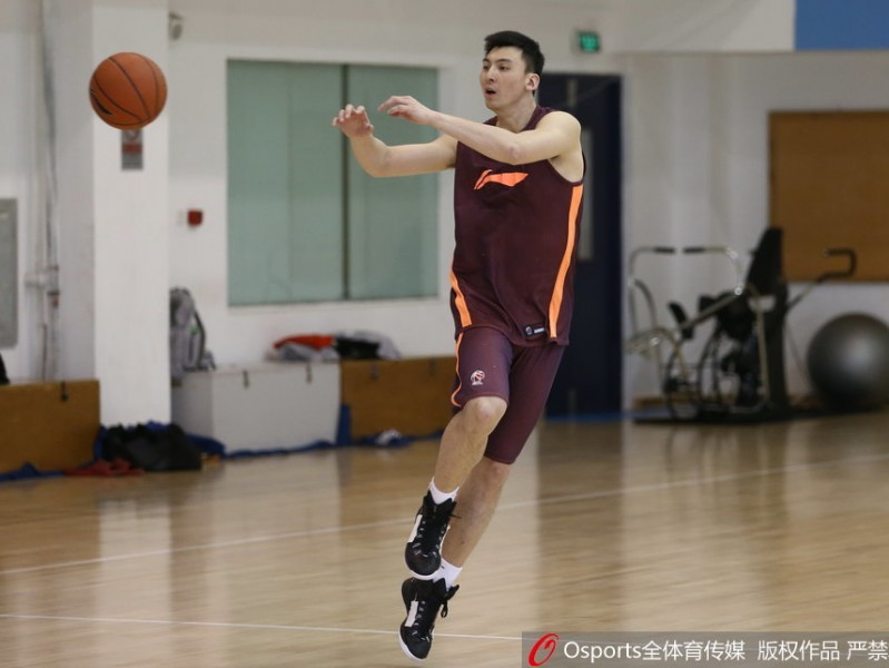 京华新章：段江鹏首钢首训，老友重逢笑声扬