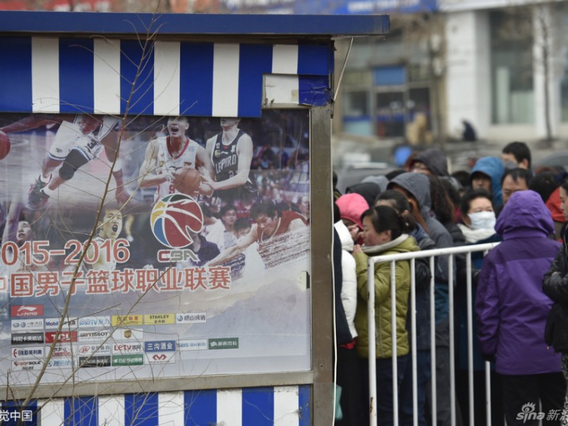 辽篮冲冠点燃冬日激情，本溪球迷星夜排队铸就最长情的告白