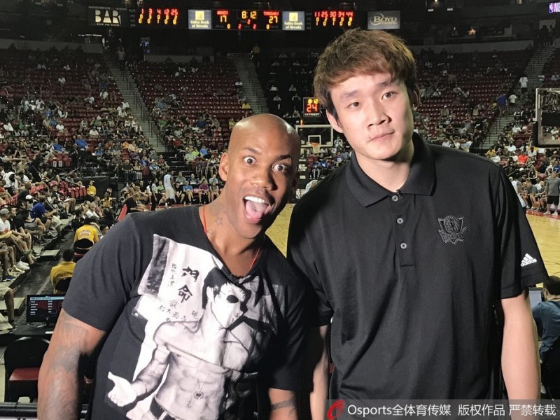 京城老友他乡遇，马布里现场为丁彦雨航助威