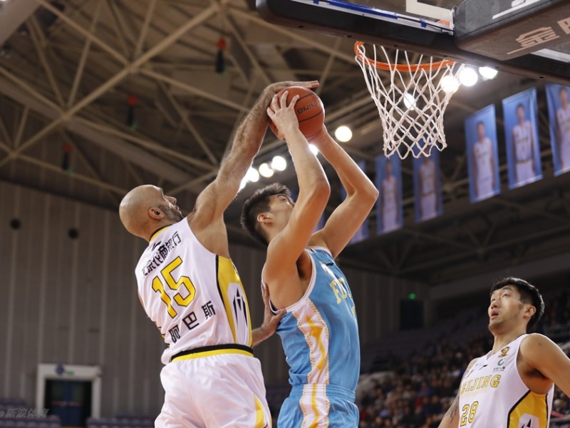 京城寒夜里的三分冷雨：马布裏的低迷之夜与兰多夫的迷失