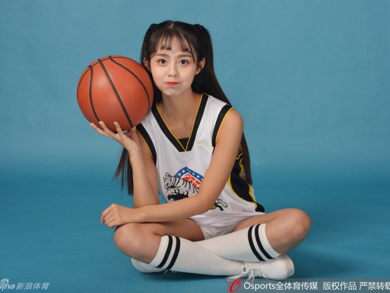 疆篮宝贝燃情助威 飞虎男篮破浪启航