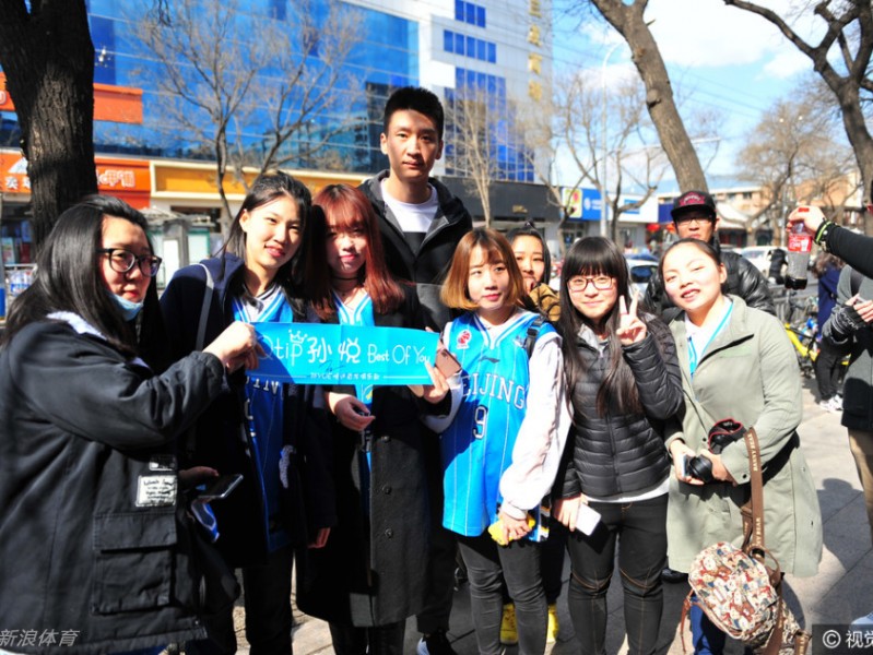 京城篮球情怀 孙悦方硕与铁杆球迷的春日之约