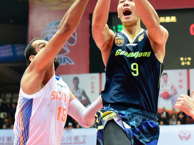 宿敌之战：易建联与哈达迪的内线巅峰对决