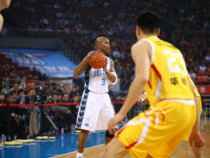 京城铁军防守致胜 莫里斯方硕联手斩获七连胜