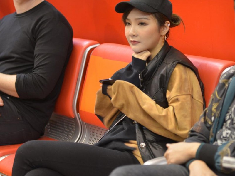 铁汉柔情赛场外的坚强后盾睢冉妻子主场观战见证加时险胜