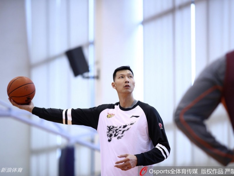 广东男篮全力备战京粤战 训练基地氛围轻松愉快