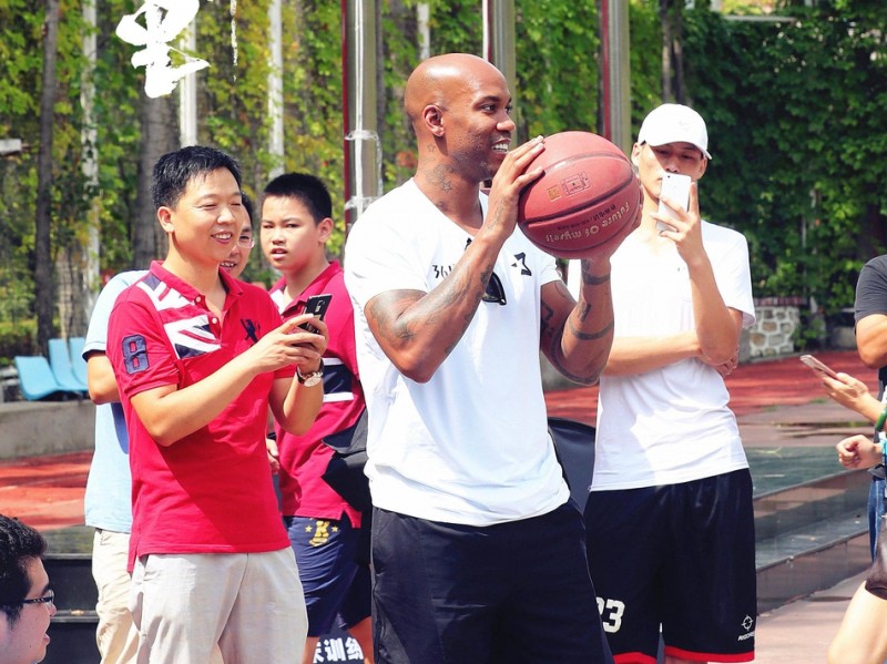 马布里校园行化身“暖心教头”，与篮球少年上演萌趣“尬球”对决