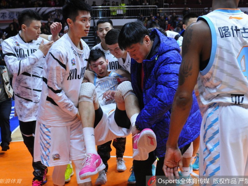 铁血防线与意外伤退：新疆主场力克山东的季后赛经典之战