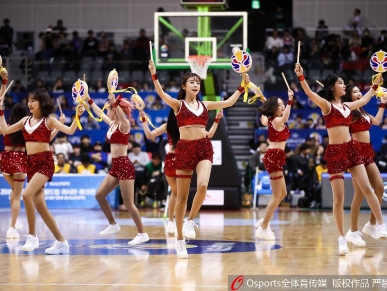 中韩男篮赛场之外的另一道风景线：篮球宝贝的性感热舞对决