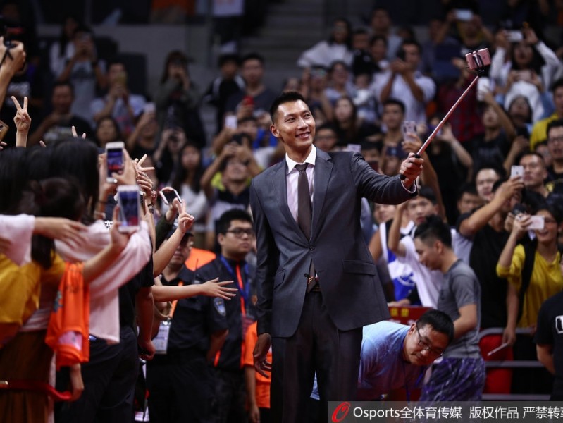 广东宏远嘉年华星光熠熠 阿联西装革履帅翻全场 朱芳雨跨界当主持