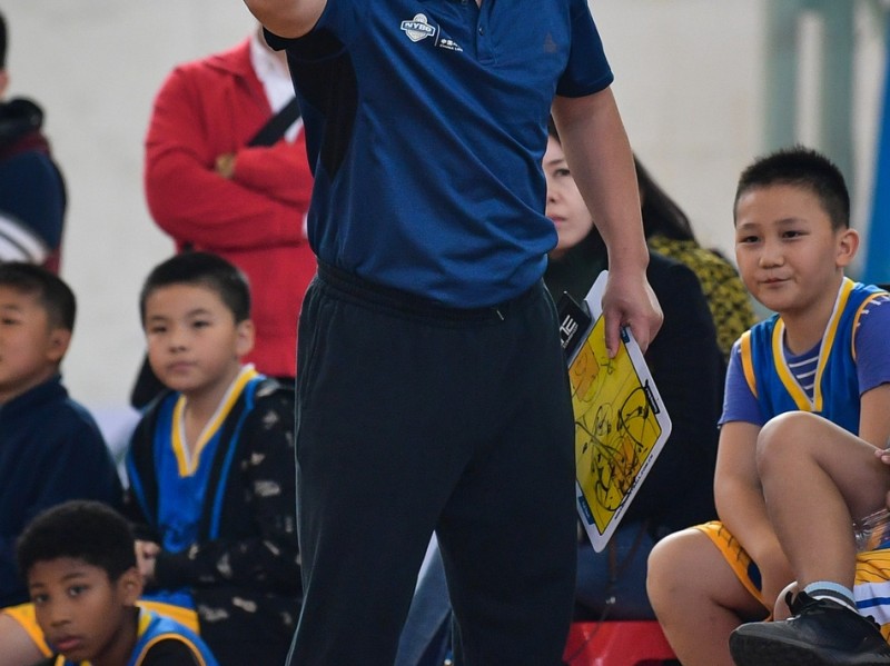 NYBO赛场运筹帷幄 U12教练激情指挥点燃篮球少年梦