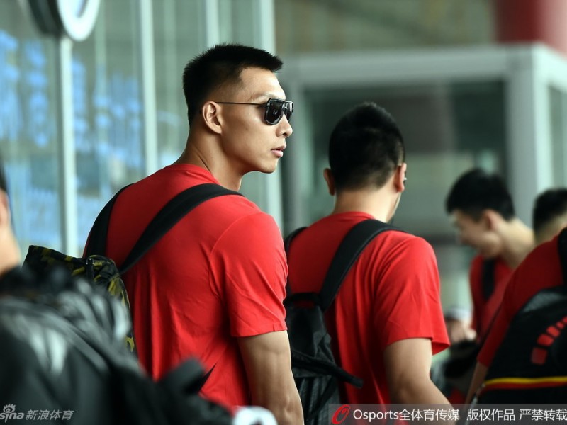 男篮蓝衣战袍集结号响 备战奥运阵中笑声扬