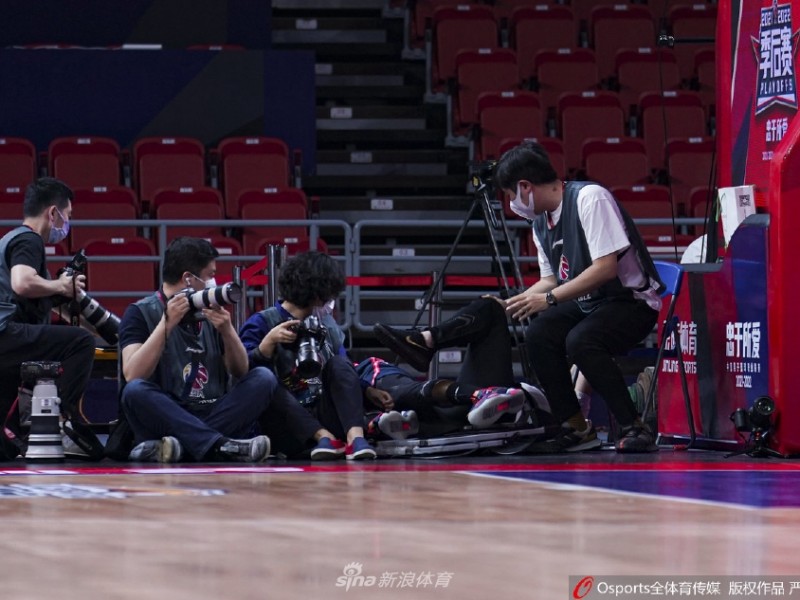 威姆斯的最后一搏：摔入记者席的瞬间与广东王朝的悲壮谢幕