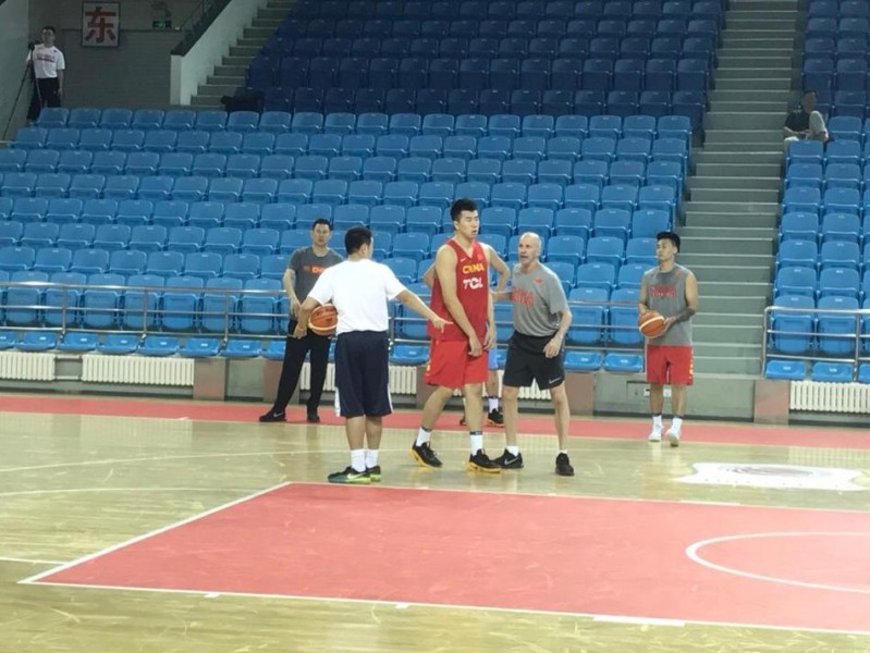 邹雨宸伤愈回归合练，驰援男篮内线静待伊朗硬仗