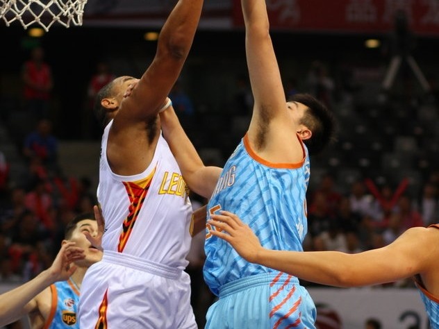 深圳内线巨兽空砍五十五分 新疆众将下起三分雨客场破敌