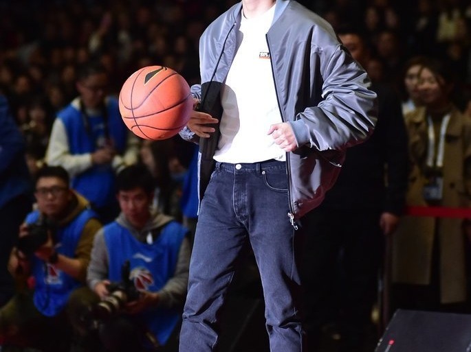 全明星赛篮球少年李易峰深圳献技为丁彦雨航打气