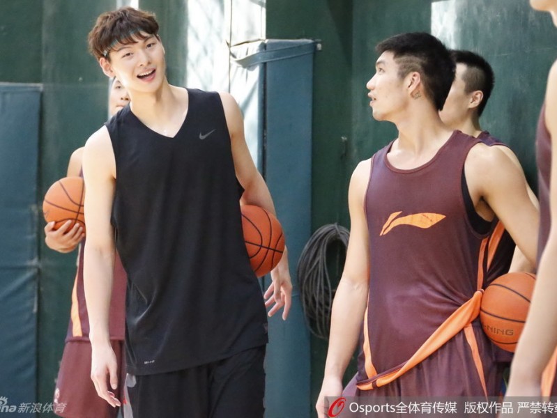 王者归来：王哲林换发型改运势，福建男篮训练课欢笑启航