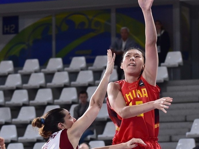 女篮热血赛场：从陈楠勾手到群星闪耀的顽强防线