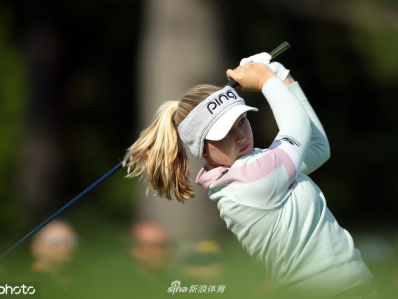 布鲁克·亨德森梅杰尔精英赛一杆进洞引爆全场，强势领先冲击纪录
