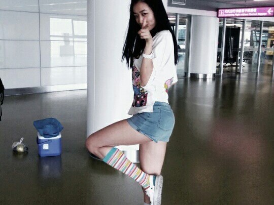 女篮寿星赵爽晒照感恩父母，灵动长腿定格绿茵场温情瞬间