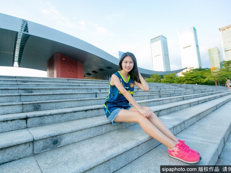 篮球宝贝青春助威，广东队主场喜迎新赛季开门红