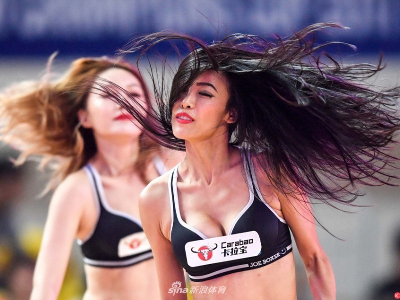 湘中明珠的篮球盛宴：新疆男篮大胜之夜，篮球宝贝热舞点燃郴州赛场