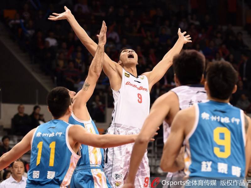 京粤巅峰对决：阿联眼角贴创口贴力拼，拜纳姆突破难救主