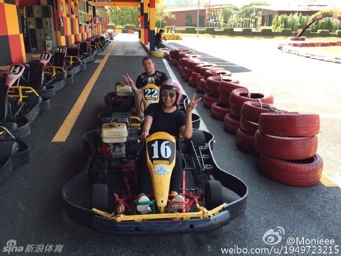 西热力江与爱妻甜蜜出游 骑大象吃海鲜羡煞旁人