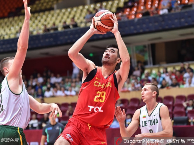 男篮红队夏夜狂飙大胜立陶宛 赵睿领军青春风暴闪耀蓉城