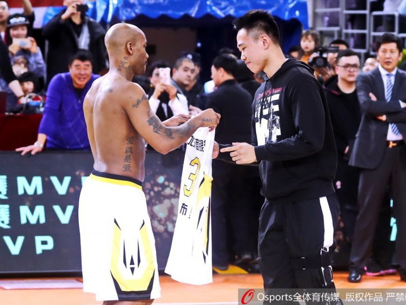 京城传奇完美谢幕 马布里泪洒奥体将三号战袍传承贺希宁